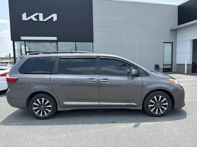 Vehicle image 4 of 21