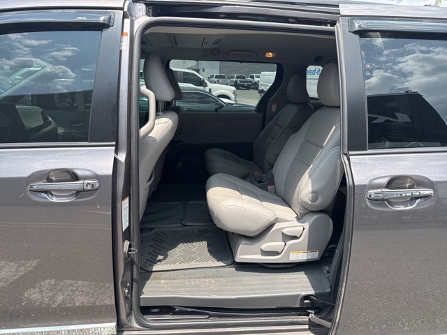 Vehicle image 19 of 21