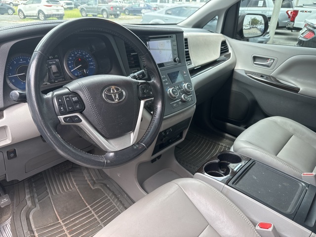 Vehicle image 14 of 21