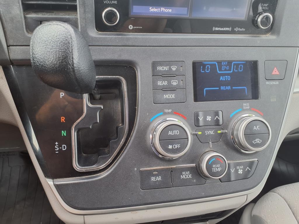 Vehicle image 21 of 30