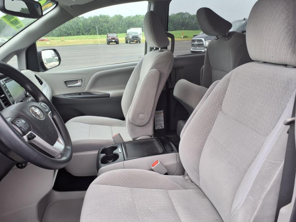 Vehicle image 14 of 30