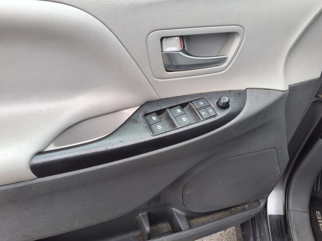 Vehicle image 22 of 30