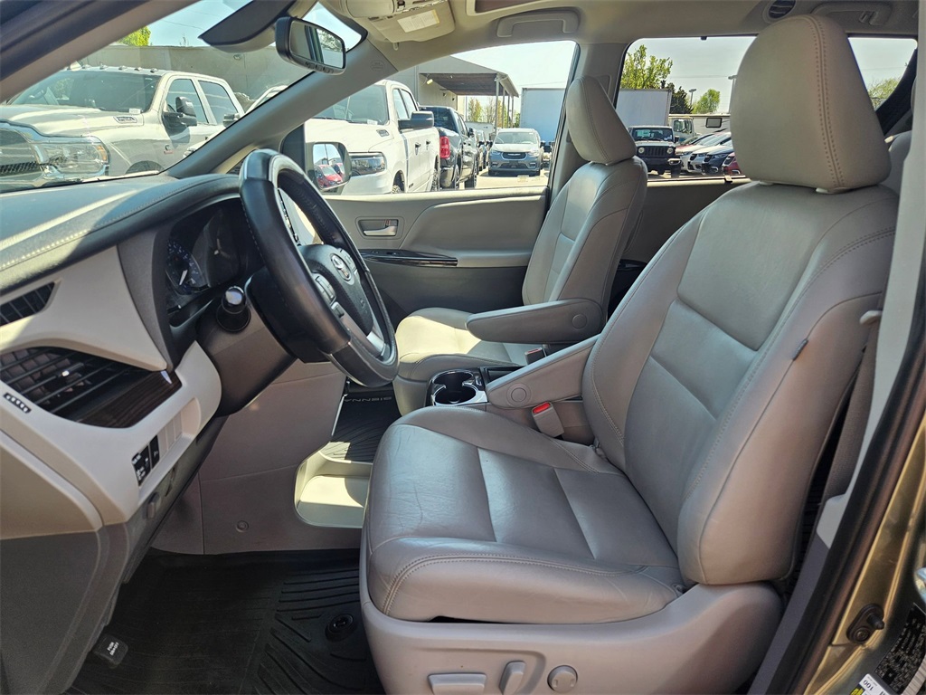 Vehicle image 12 of 33