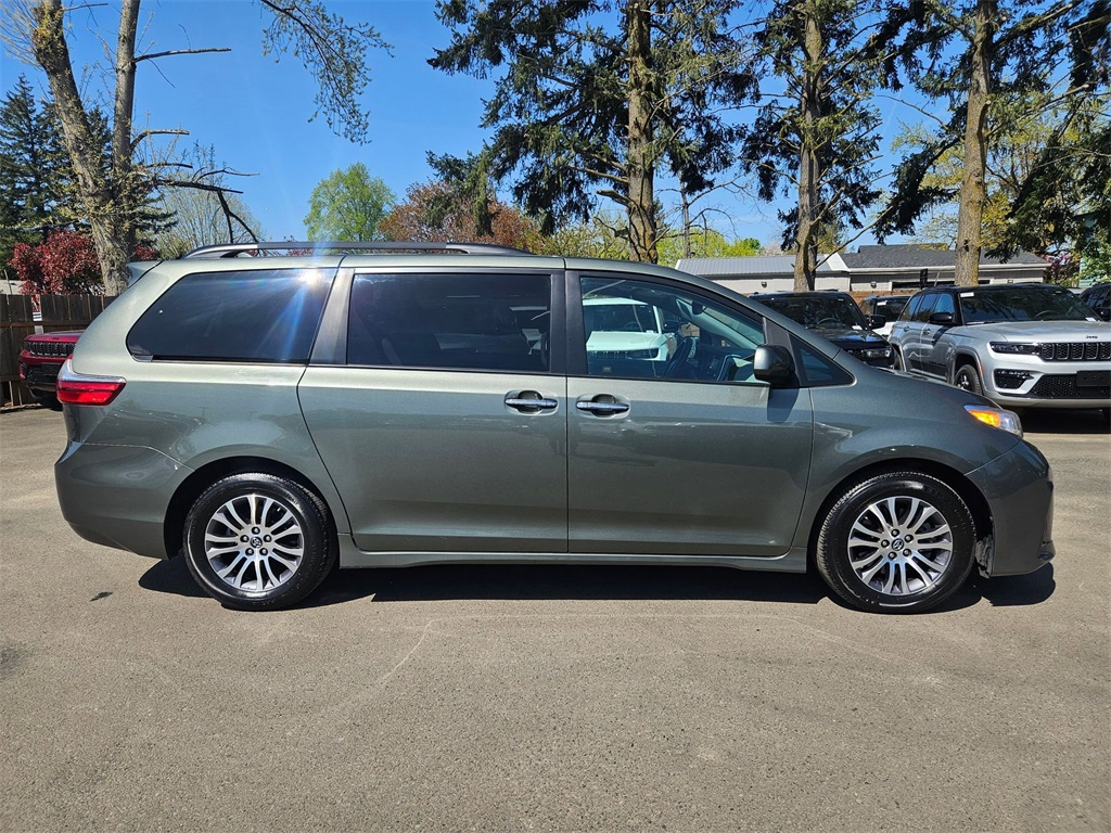 Vehicle image 4 of 33