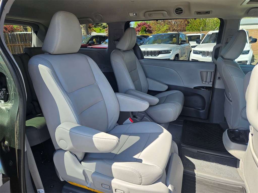 Vehicle image 17 of 33