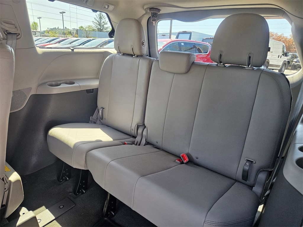 Vehicle image 15 of 33