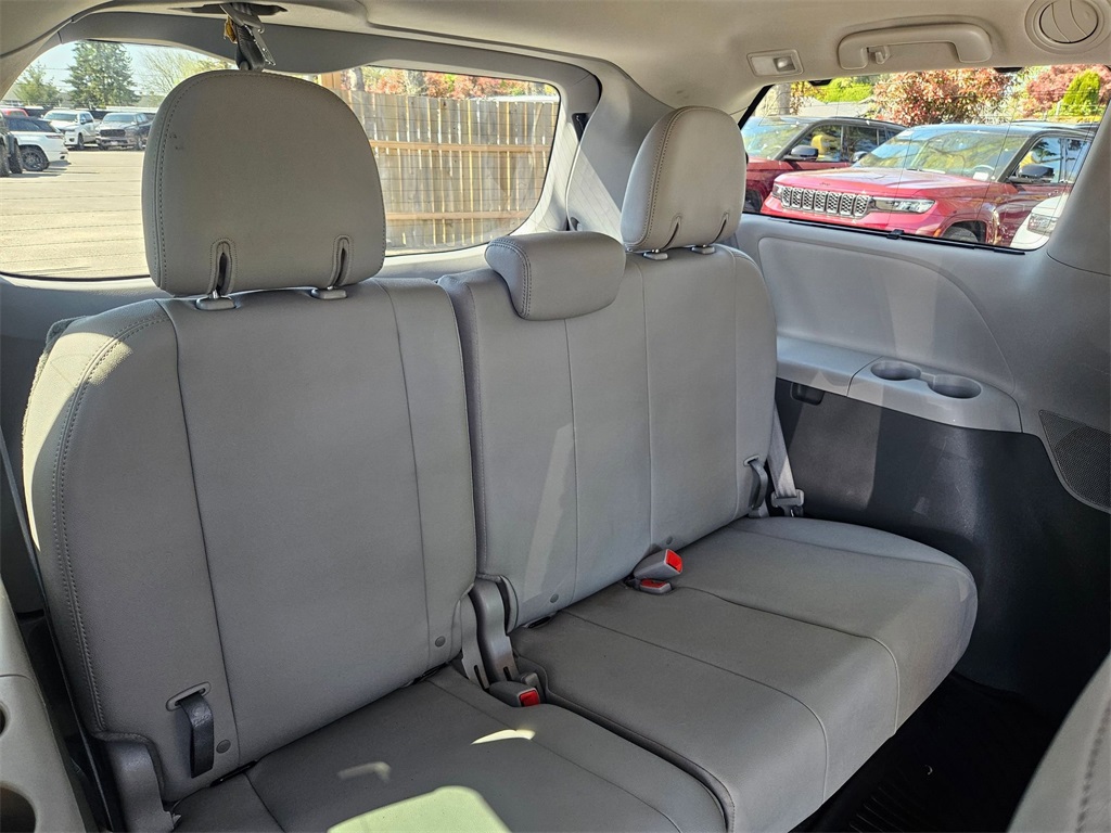 Vehicle image 16 of 33