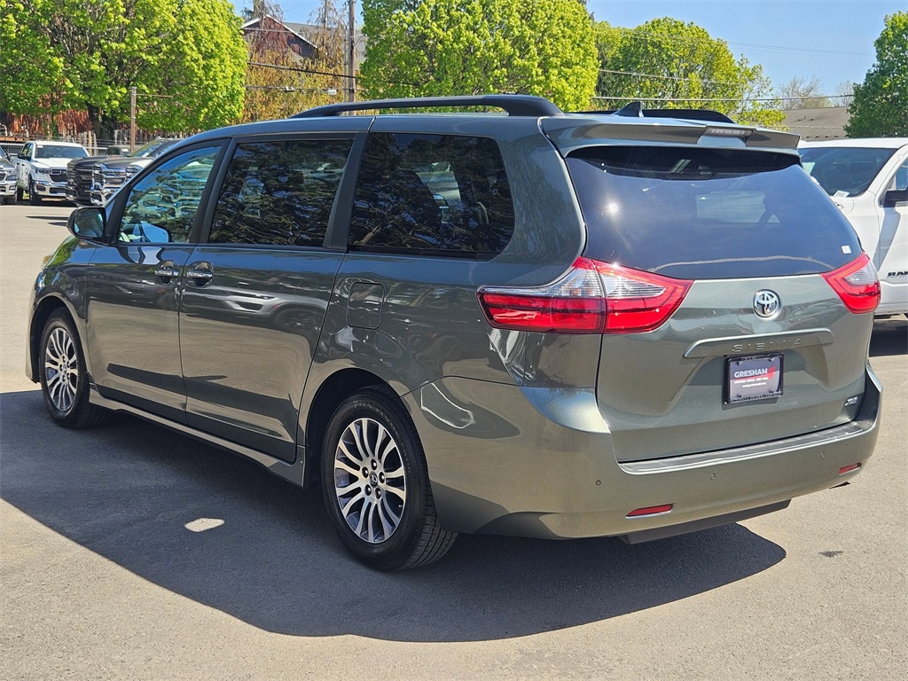 Vehicle image 7 of 33