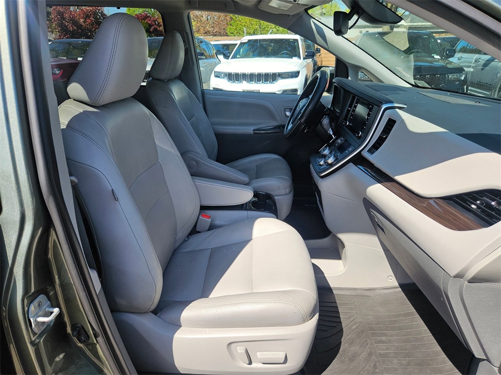 Vehicle image 19 of 33
