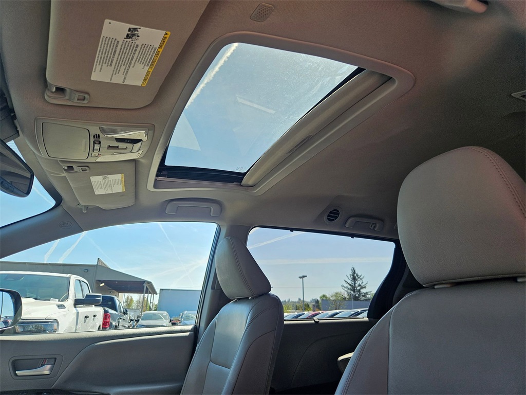 Vehicle image 31 of 33