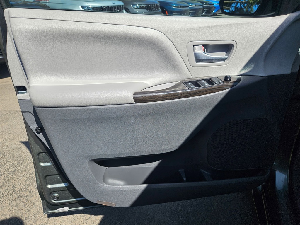 Vehicle image 11 of 33