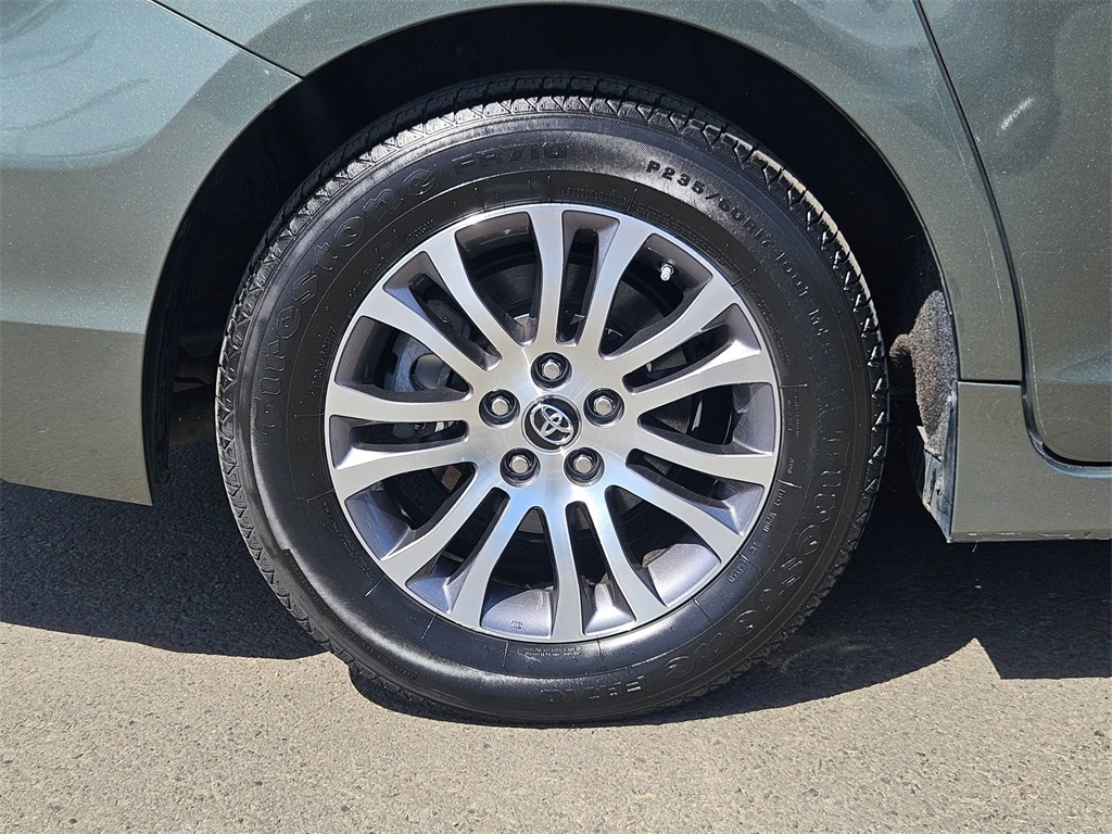 Vehicle image 9 of 33