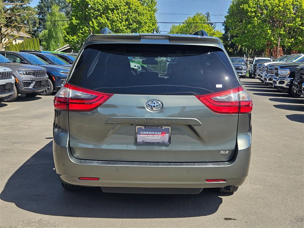 Vehicle image 6 of 33