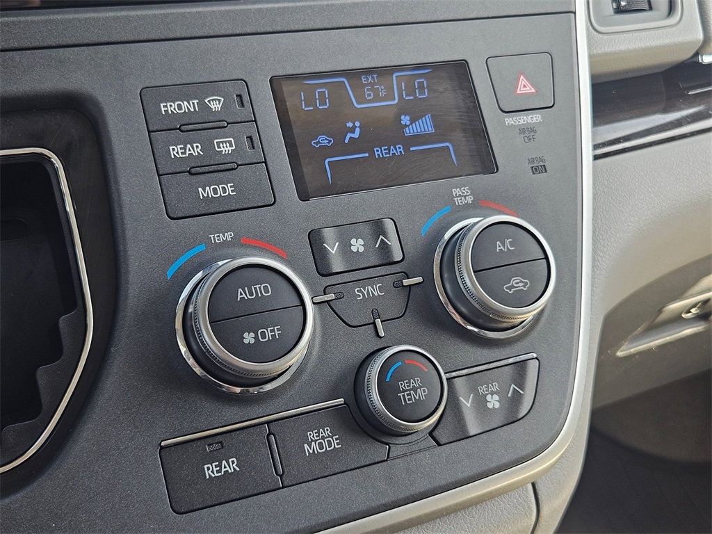 Vehicle image 28 of 33