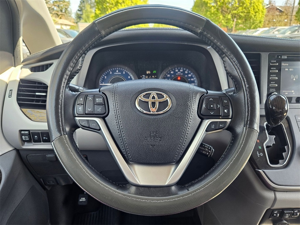 Vehicle image 24 of 33
