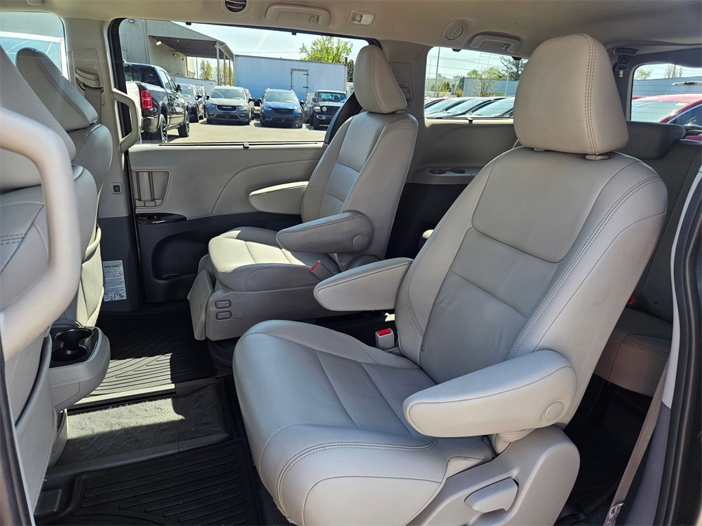 Vehicle image 14 of 33