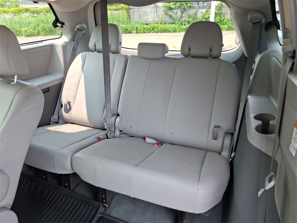 Vehicle image 25 of 26