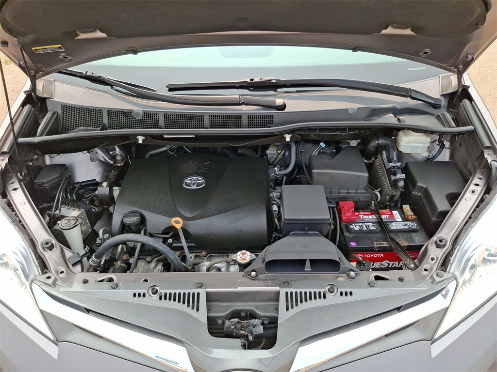 Vehicle image 18 of 26