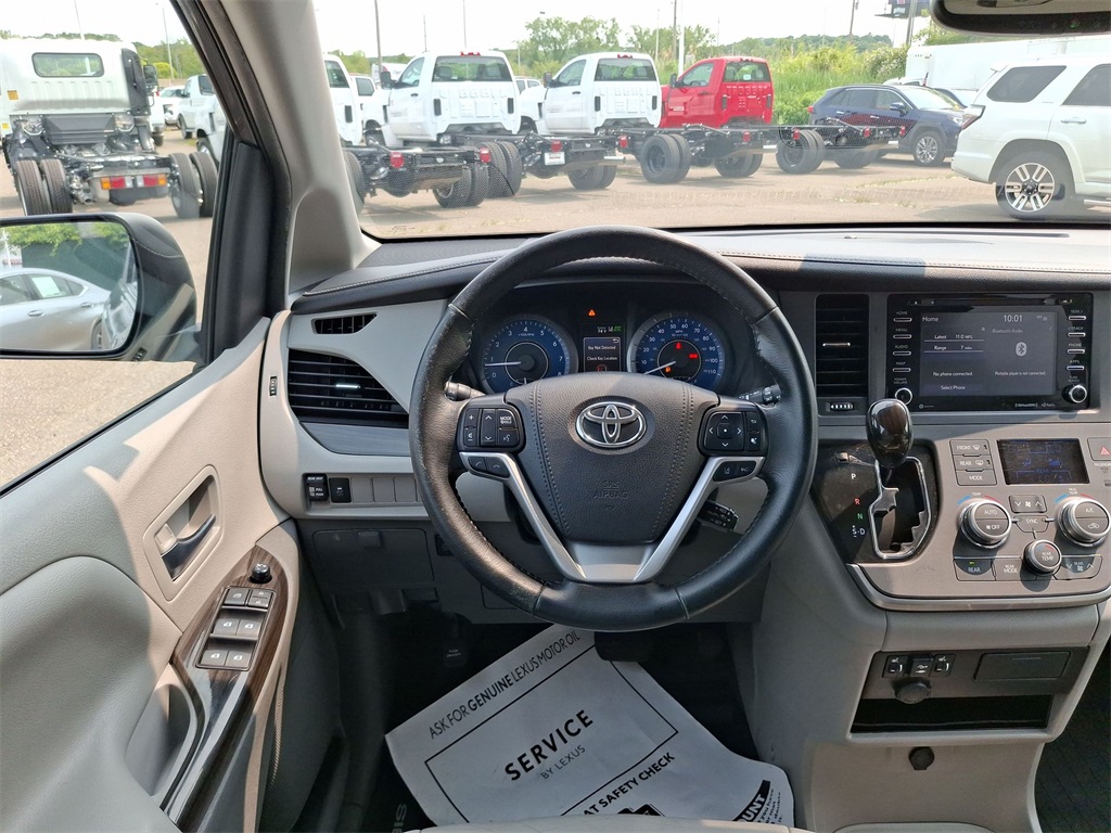 Vehicle image 11 of 26