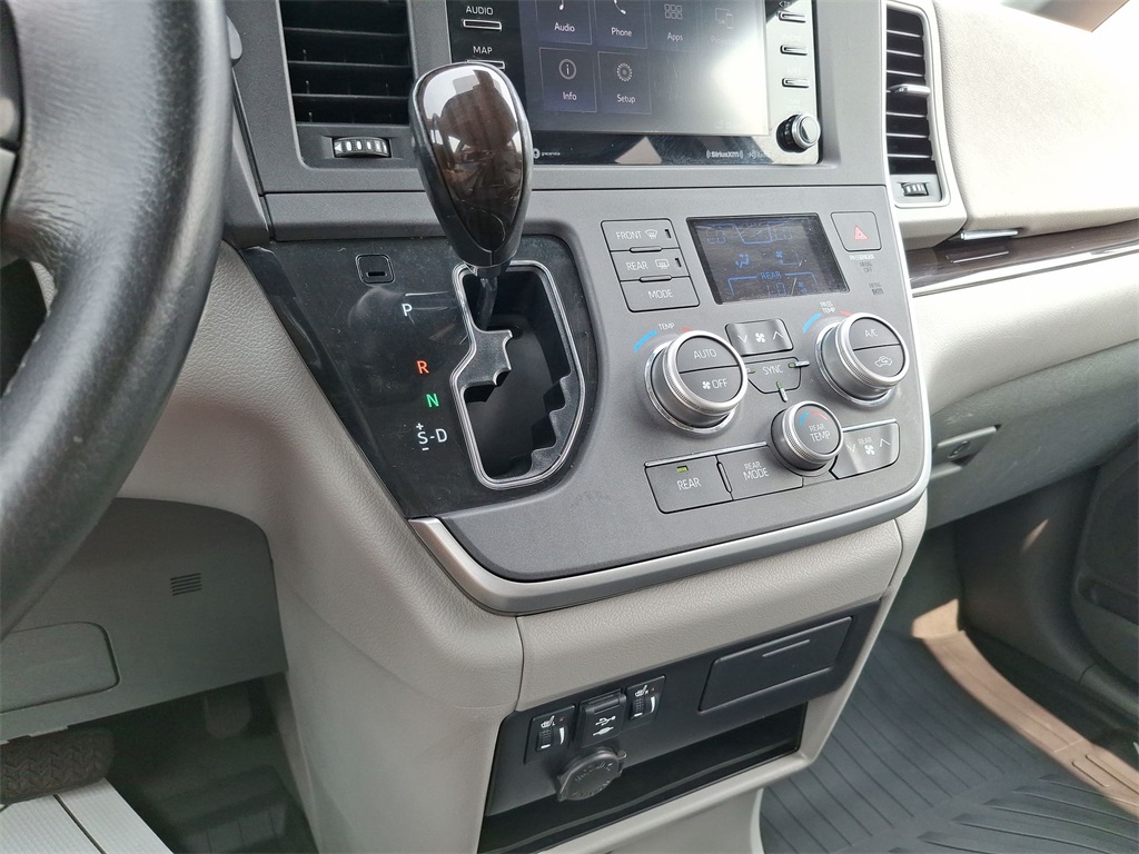 Vehicle image 21 of 26