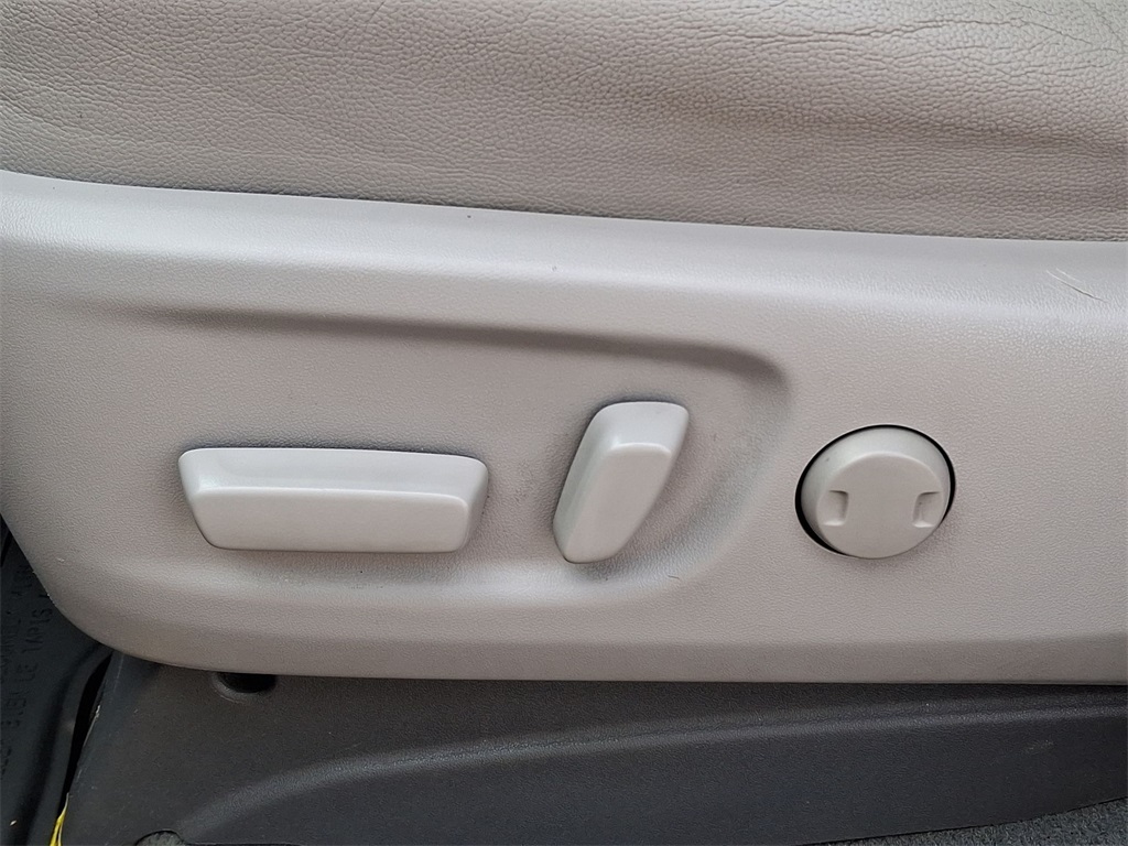 Vehicle image 14 of 26