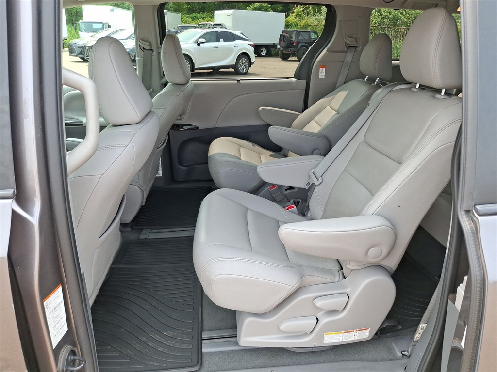 Vehicle image 24 of 26
