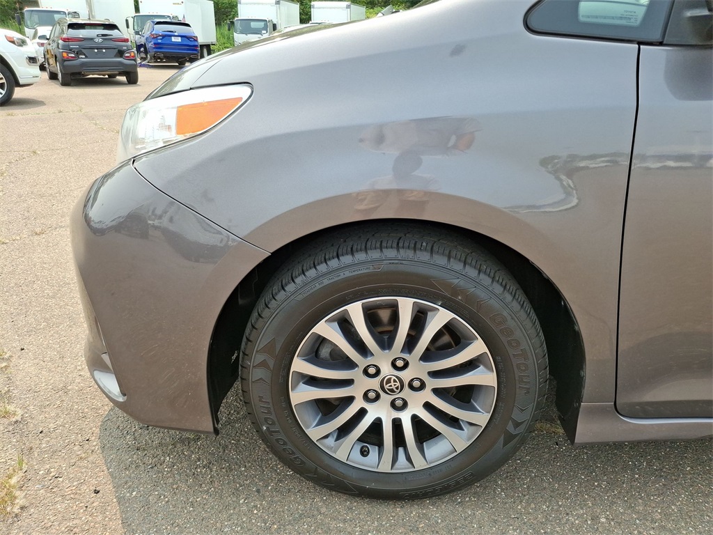 Vehicle image 19 of 26