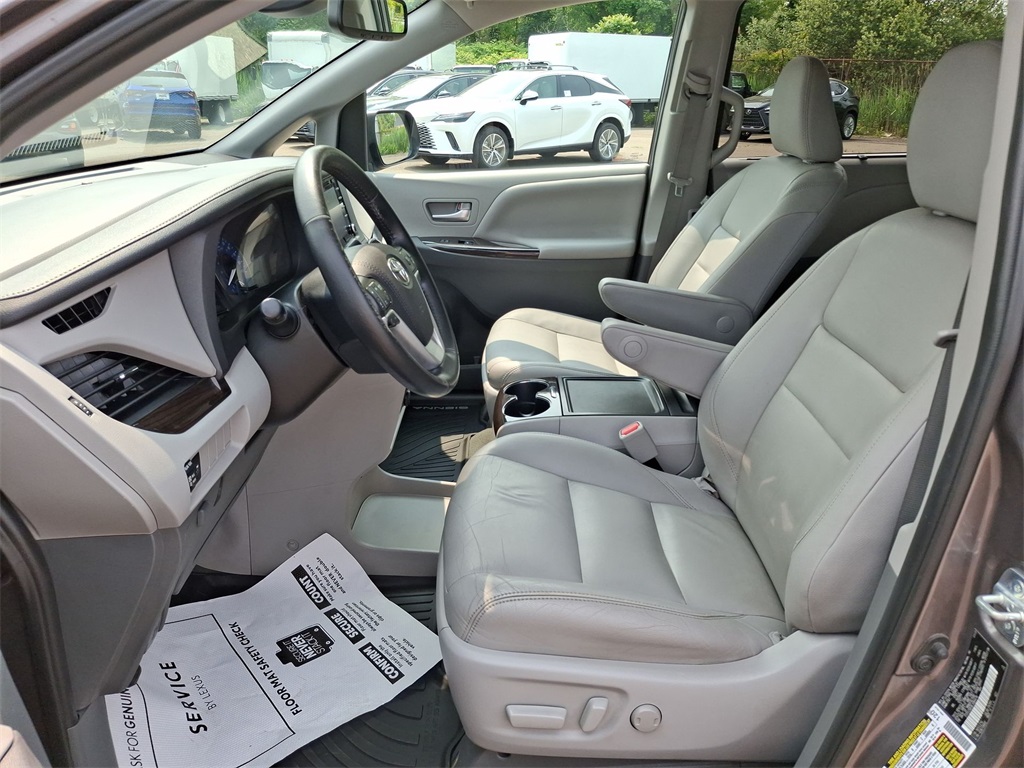 Vehicle image 13 of 26
