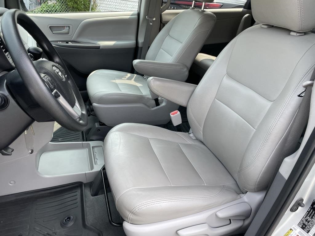 Vehicle image 8 of 27
