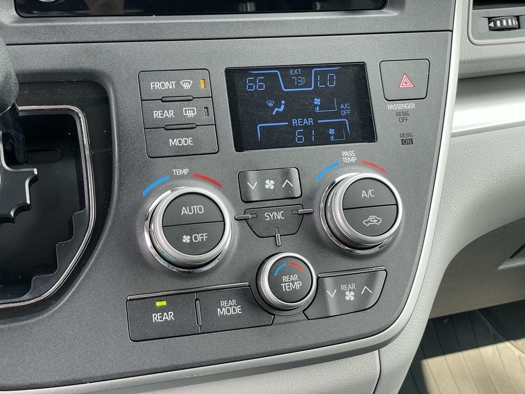 Vehicle image 15 of 27