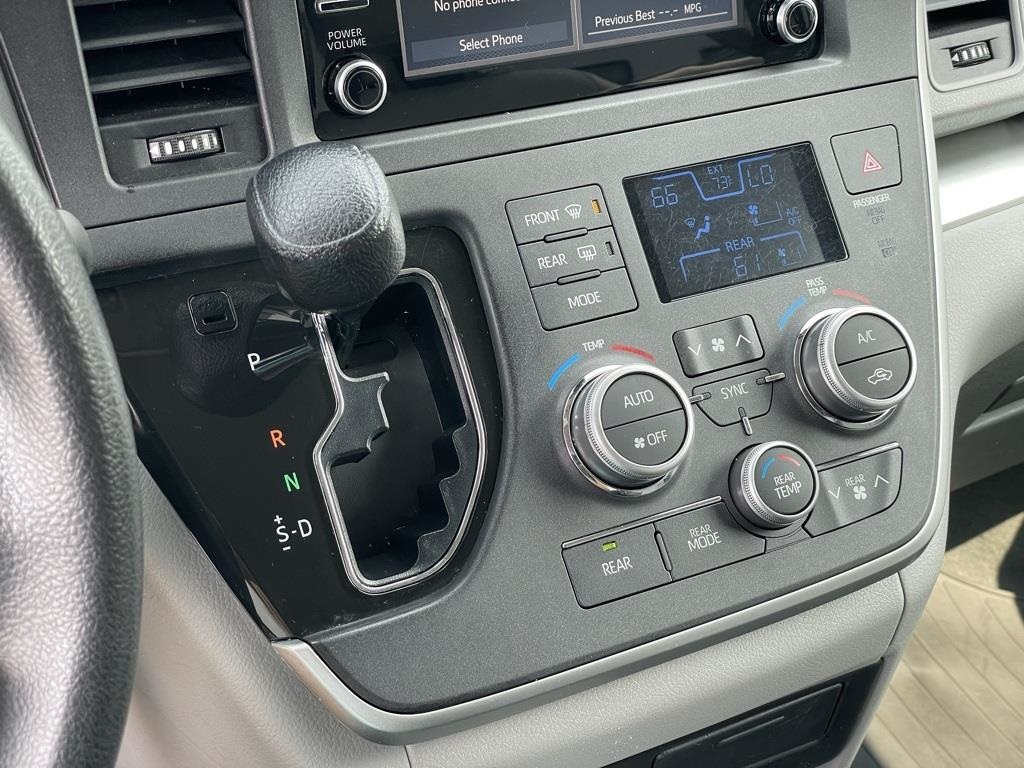Vehicle image 17 of 27