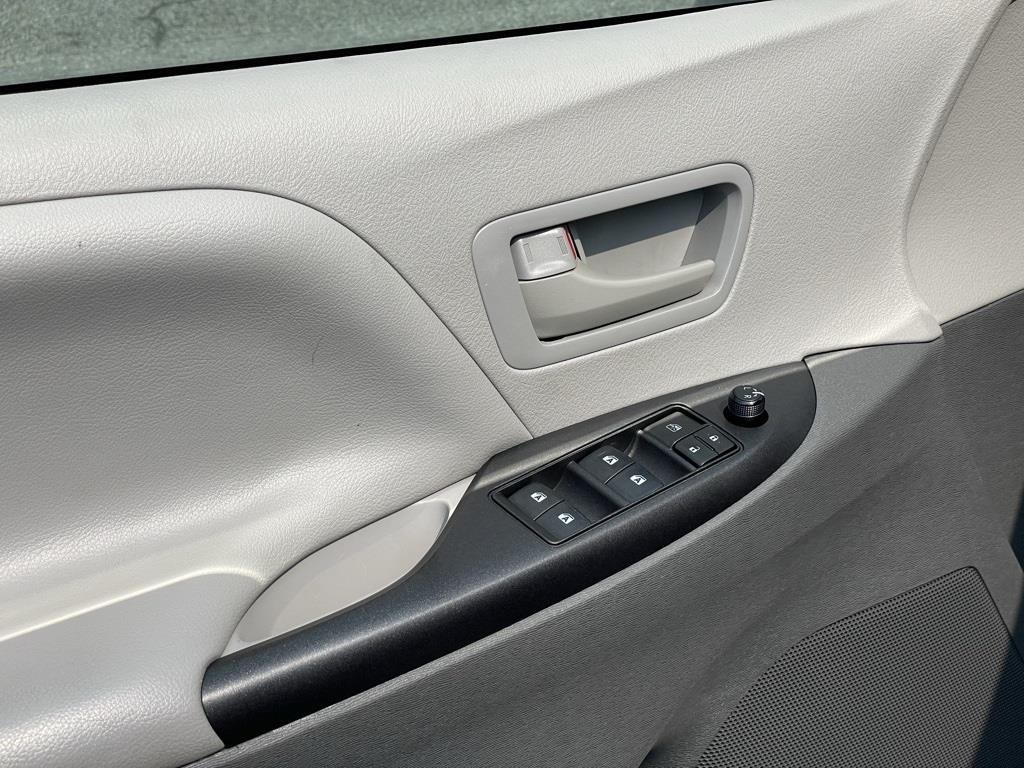 Vehicle image 18 of 27