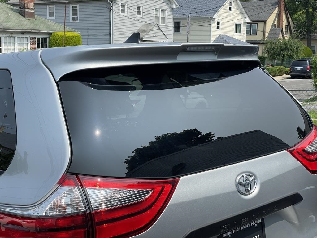 Vehicle image 23 of 27
