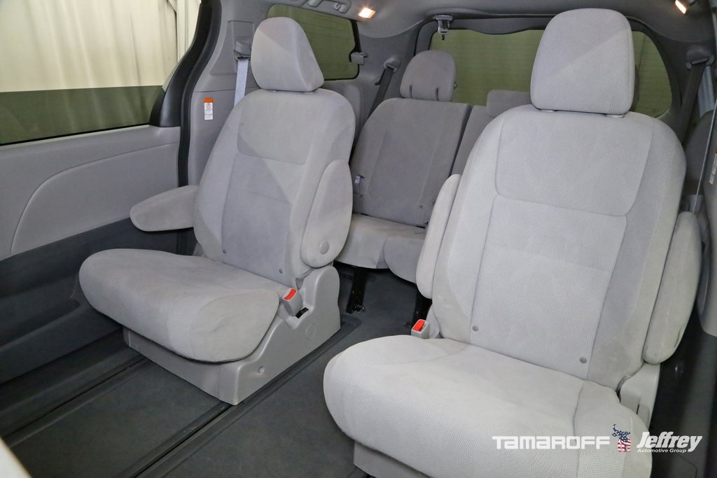 Vehicle image 17 of 22
