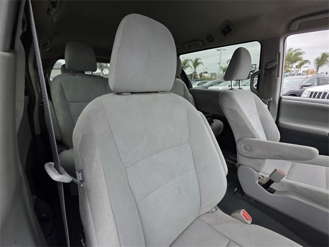 Vehicle image 11 of 37