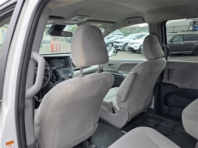 Vehicle image 18 of 37