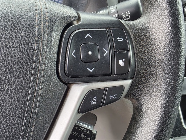 Vehicle image 27 of 37