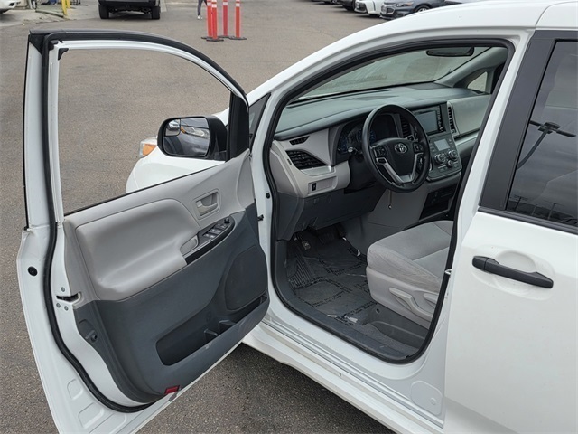 Vehicle image 21 of 37
