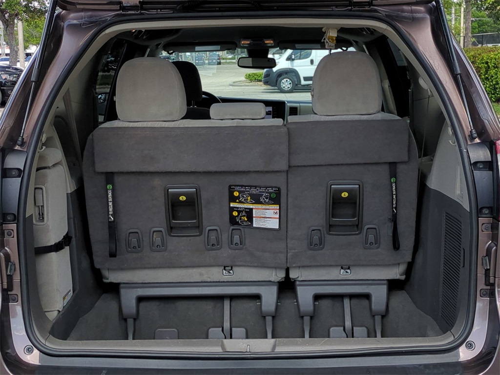Vehicle image 11 of 29