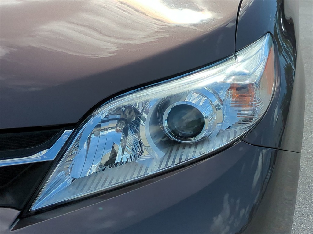 Vehicle image 21 of 29
