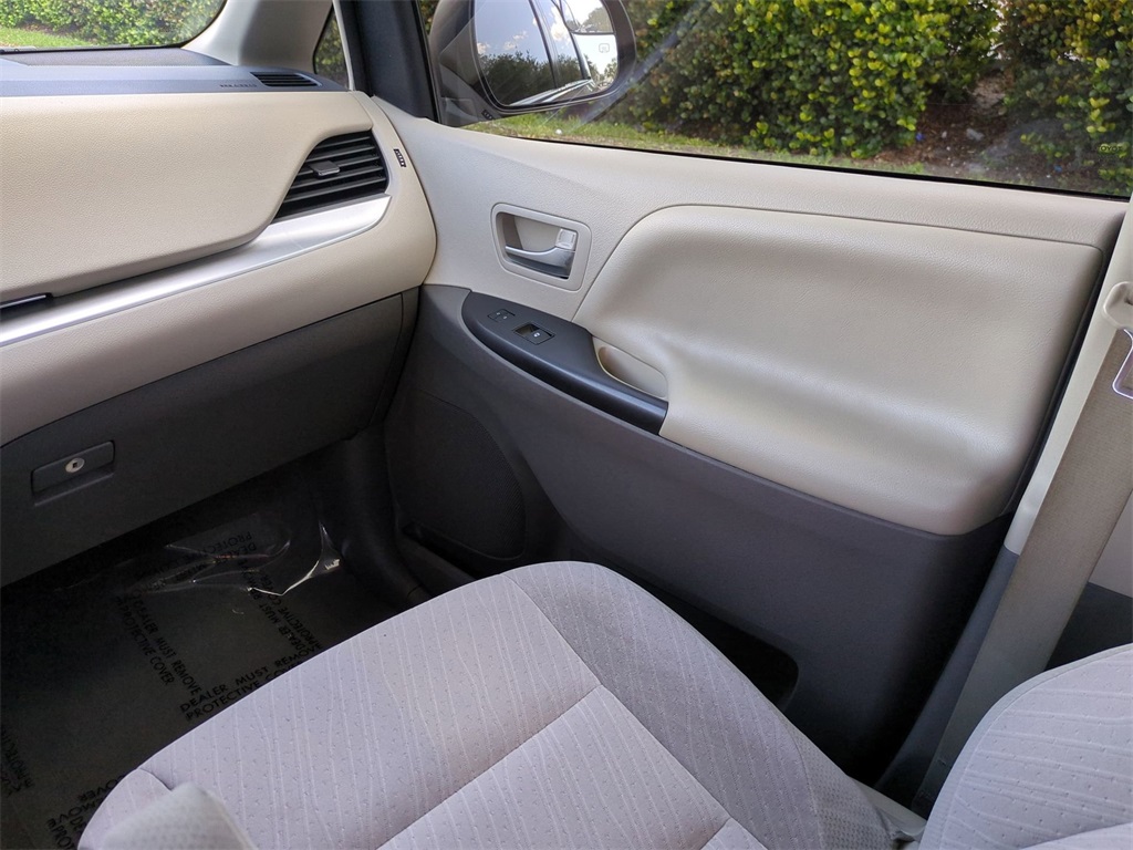 Vehicle image 25 of 29