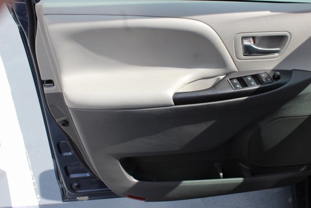 Vehicle image 21 of 27