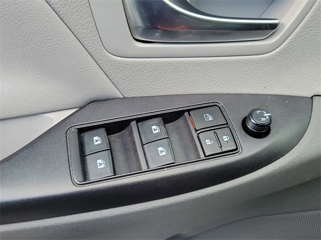 Vehicle image 9 of 21