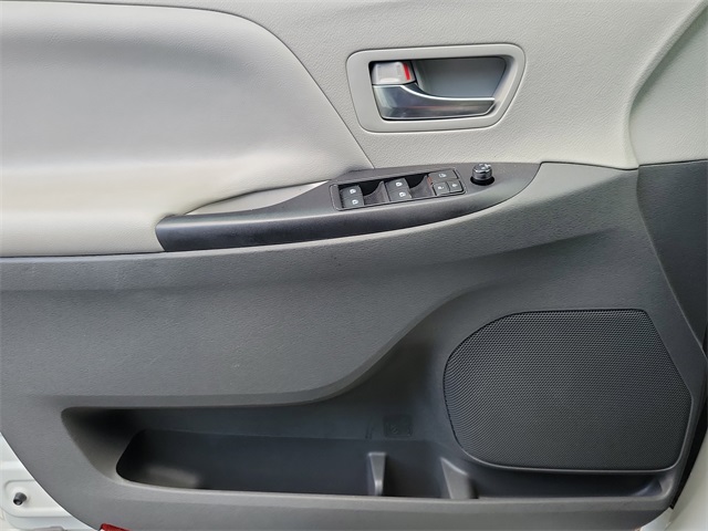 Vehicle image 8 of 21