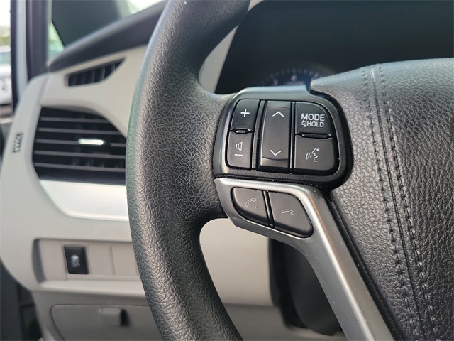 Vehicle image 11 of 21