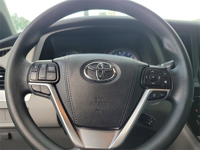 Vehicle image 10 of 21