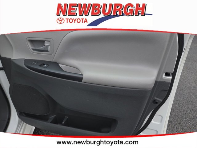 Vehicle image 16 of 27