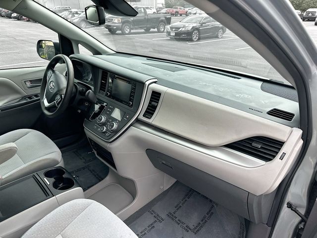 Vehicle image 33 of 35