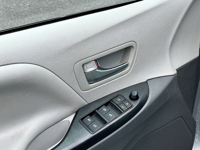 Vehicle image 21 of 35