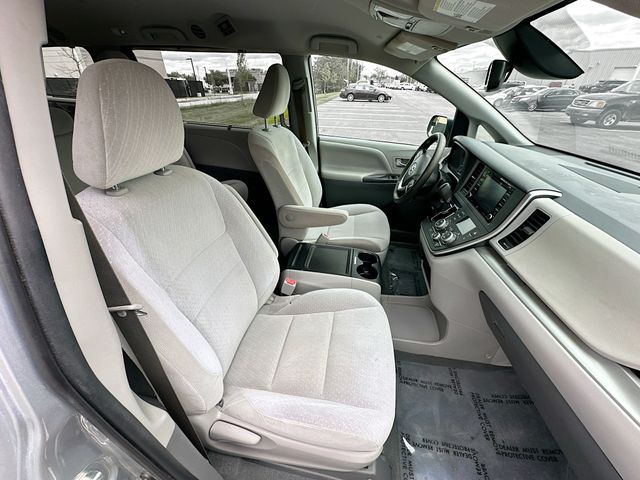 Vehicle image 32 of 35